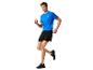 Homme courant vêtu d'un t-shirt et short de sport.