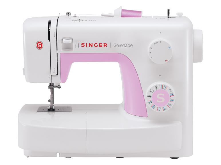 Machine à coudre blanche avec des accents roses et une bobine de fil.