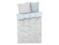 Une housse de couette bleue à motif floral et deux oreillers assortis.
