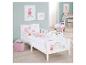 Lit enfant Peppa Pig avec motifs arc-en-ciel et Peppa Pig dans une chambre d'enfant.