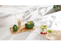 Set de préparation pour thé matcha avec un verre de matcha latte à la fraise sur un plan de travail.