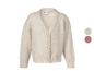 Cardigan en maille beige avec boutons et col en V, avec deux échantillons de couleur sur le côté.