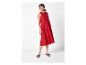 Une femme en robe rouge d'été.