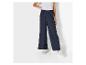 Pantalon large bleu marine et baskets blanches.