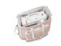Un sac de machine à coudre rose avec une machine à coudre à l'intérieur.