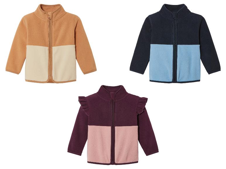 Trois vestes en polaire pour enfants dans différentes couleurs et styles.
