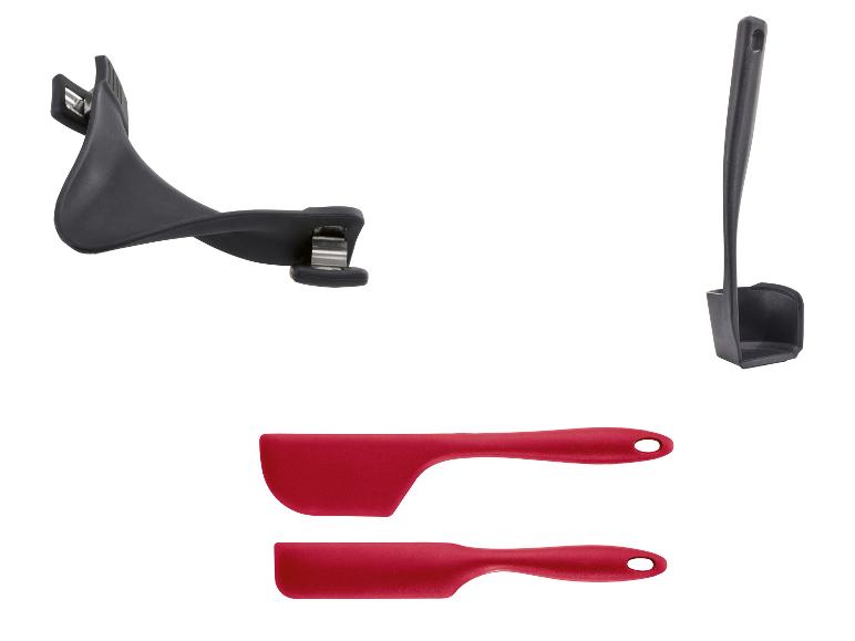 Deux spatules rouges et un fouet noir.