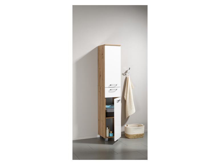 Une armoire de salle de bain blanche avec des détails en bois, des étagères ouvertes et un tiroir.