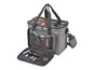 Un sac gris avec du fil, des aiguilles et d'autres accessoires de couture.
