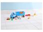 Jouets en bois Peppa Pig, comprenant un camion, une remorque, des figurines et des outils.