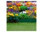 Une bordure verte pour le jardin avec des marguerites et des fleurs jaunes en fleurs.