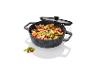 Une casserole noire avec un couvercle rempli de crevettes et de légumes.