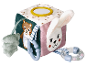 Jouet bébé : cube en tissu avec un lapin et un ours.