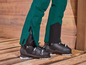 Pantalon de ski avec des chaussures de ski noires.
