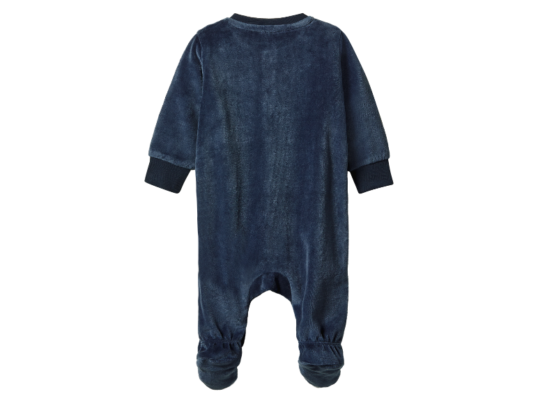 Une grenouillère bébé douce en velours bleu.