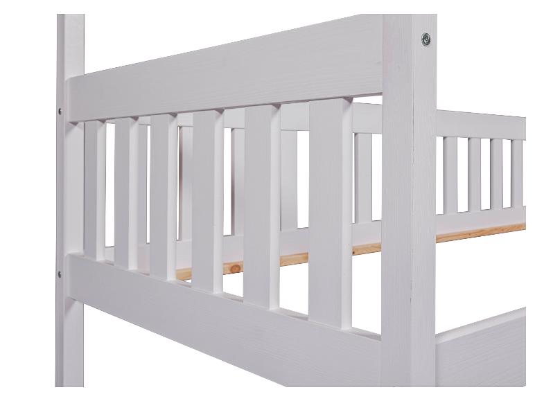 Détail d'un lit en bois blanc.