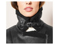 Blouson noir en fausse fourrure avec doublure en mouton.