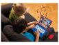 Deux enfants jouent avec un ordinateur portable rouge sur le thème de Spiderman.