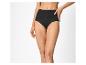 Femme portant une culotte noire taille haute.
