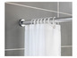 Un rideau de douche blanc suspendu à une barre chromée.