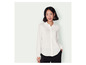 Une femme portant une chemise blanche à manches longues.