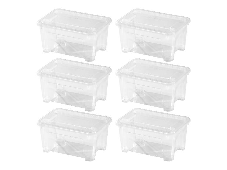 Lot de six boîtes de rangement en plastique transparent avec couvercles.