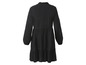 Robe noire à manches longues avec un ourlet à volants.