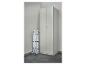 Une échelle pliante blanche à côté d'une armoire blanche.