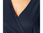 Détail d'une robe bleu marine avec des boutons.