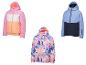 Trois vestes d'hiver pour enfants : une rose, blanche et orange, une bleue et bleu marine, et une à imprimé floral.