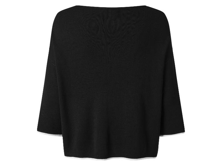 Pull noir trois quarts avec détails blancs.