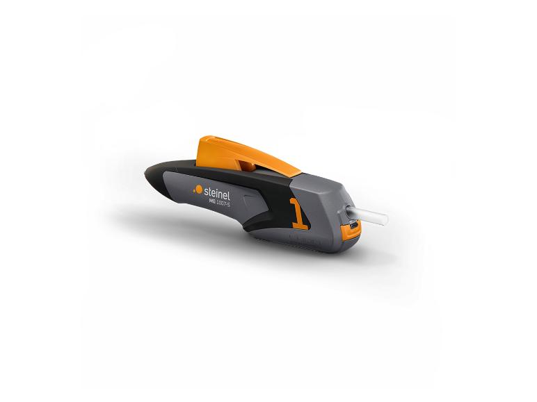 Pistolet à colle chaude noir et orange avec un bâton de colle blanc.