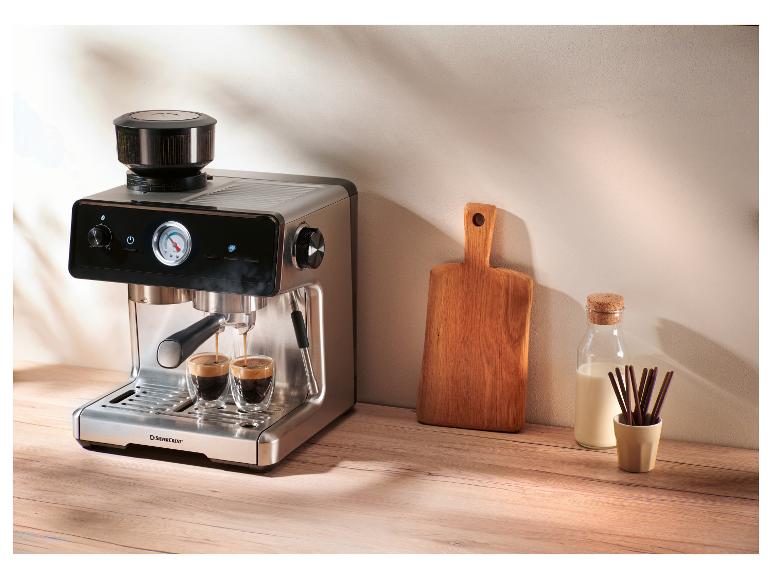 Machine à expresso avec moulin intégré préparant deux cafés, à côté d'une bouteille de lait et d'une planche à découper.