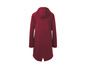 Une veste bordeaux à capuche.