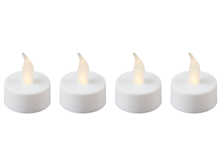 Quatre bougies LED blanches avec des flammes vacillantes.