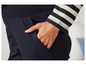 Pantalon bleu marine avec manche rayée.