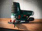 Une scie Parkside X20V Team verte sur une table en bois.