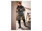 Un homme portant une veste de travail et utilisant une perceuse Parkside.