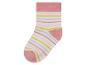 Une chaussette rose avec des rayures blanches et colorées.
