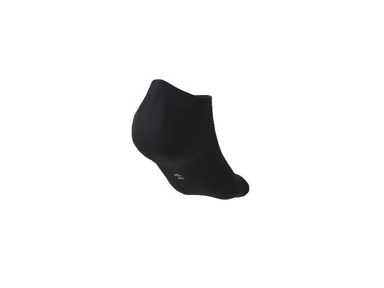 Une paire de chaussettes courtes noires avec un logo blanc sur le dessous.