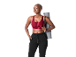 Femme en brassière de sport rouge et pantalon de jogging noir, tenant un tapis de yoga.