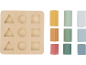 Planche en bois avec formes géométriques et blocs colorés pour enfants.