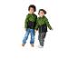 Deux enfants souriants en vestes à capuche vertes et noires, jeans et pantalons de jogging gris.