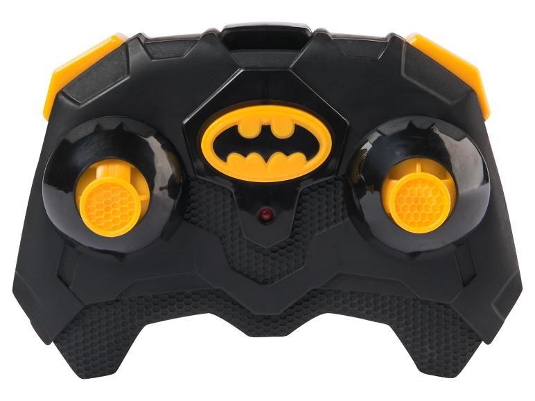 Télécommande noire avec accents jaunes et logo Batman