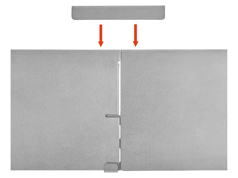 Deux panneaux métalliques gris avec une pièce de connexion et des flèches indiquant l'assemblage