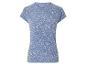Un t-shirt bleu avec un motif floral blanc.