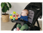 Bébé dans une poussette Graco avec un jouet d'activité.