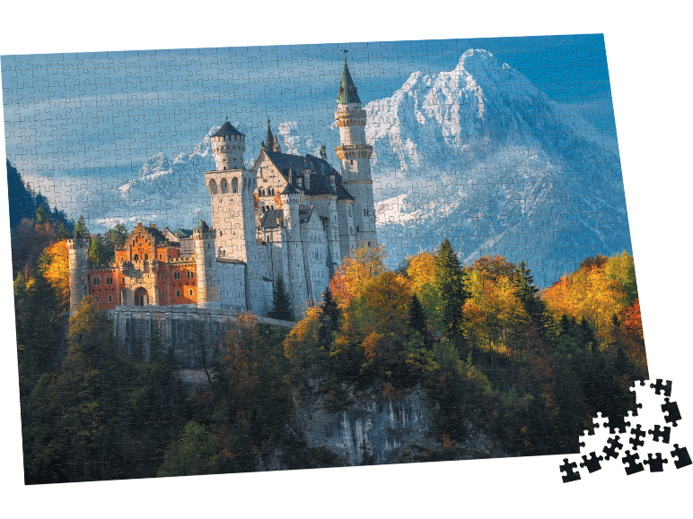 Puzzle représentant le château de Neuschwanstein en automne avec des montagnes en arrière-plan.