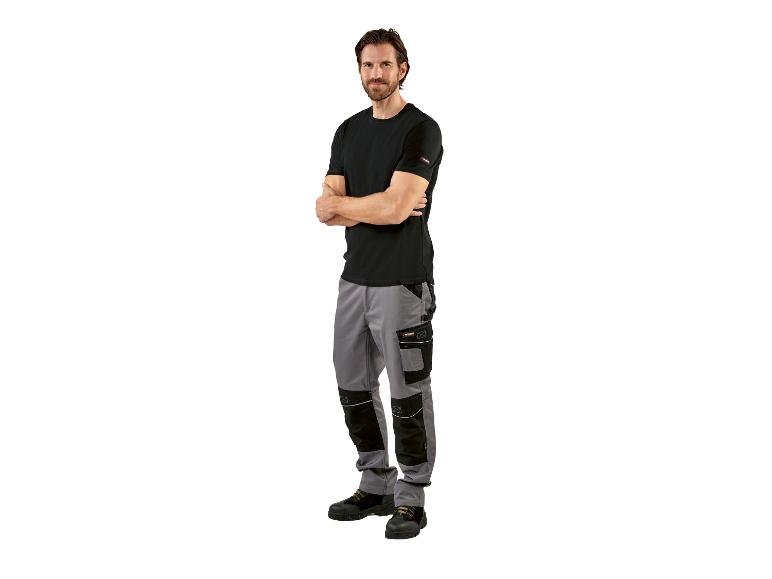 Vêtements de travail : t-shirt et pantalon de travail.
