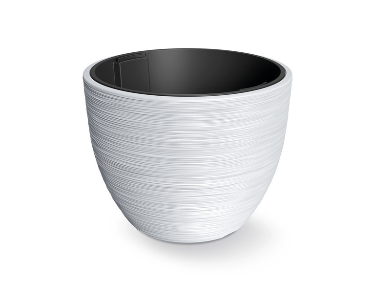 Un pot de fleur blanc à surface nervurée.